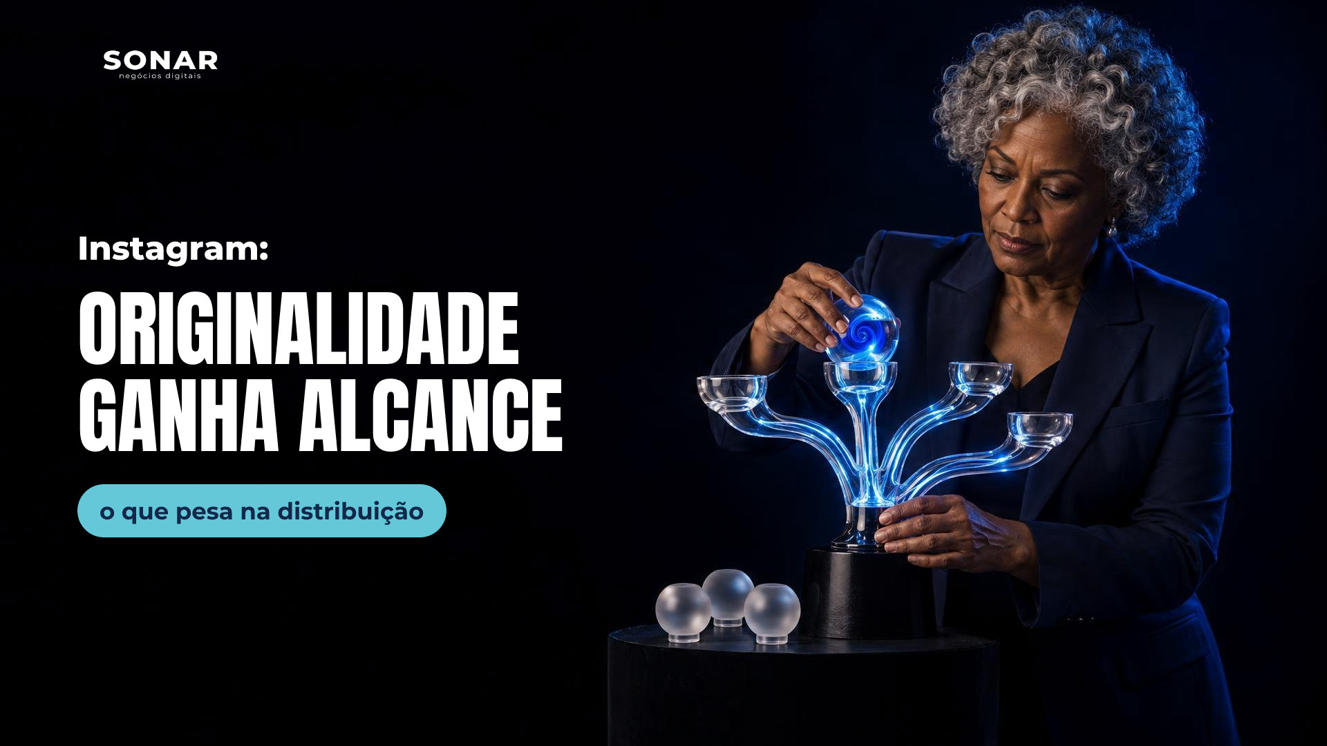 À direita, mulher negra de cabelos grisalhos cacheados e terno encaixa uma esfera com espiral azul em uma escultura de vidro ramificada e luminosa. Três esferas foscas ficam ao lado. Fundo escuro, com amplo espaço vazio à esquerda. Manchete: Instagram: ORIGINALIDADE GANHA ALCANCE — o que pesa na distribuição