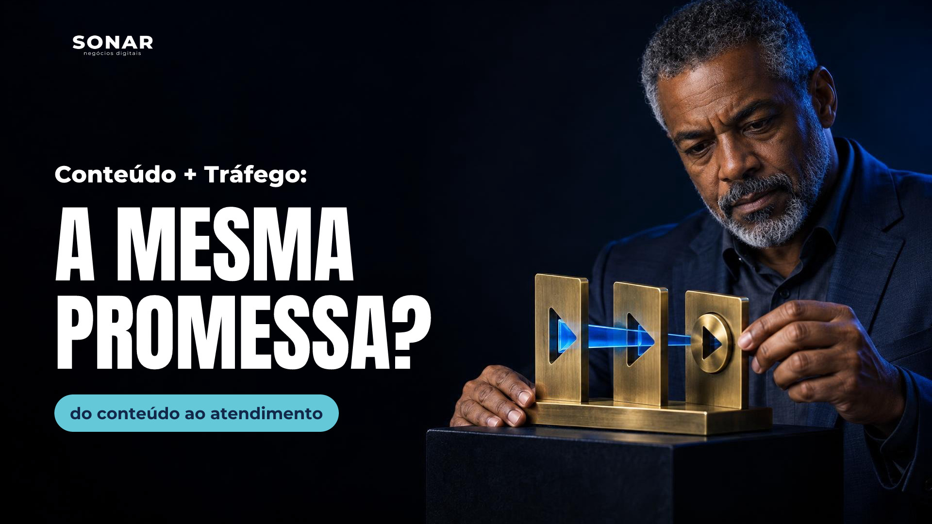 À direita, homem de terno azul-marinho e barba grisalha ajusta um instrumento de latão com três placas triangulares e uma haste azul. Luz azul recorta sua figura; a metade esquerda permanece escura e vazia. Manchete: Conteúdo + Tráfego: A MESMA PROMESSA? — do conteúdo ao atendimento