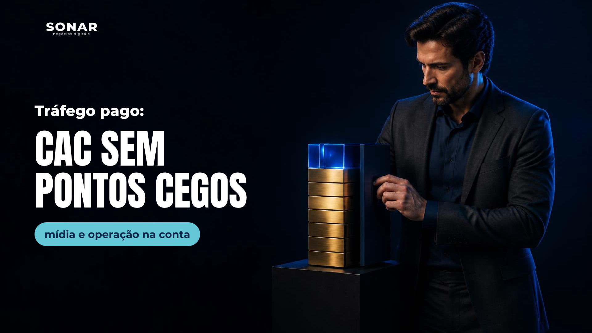 À direita, homem de terno escuro afasta uma capa opaca, revelando uma coluna de blocos dourados sob um topo de vidro azul. Iluminação azul recorta a cena, enquanto a metade esquerda permanece escura e vazia. Manchete: Tráfego pago: CAC SEM PONTOS CEGOS — mídia e operação na conta