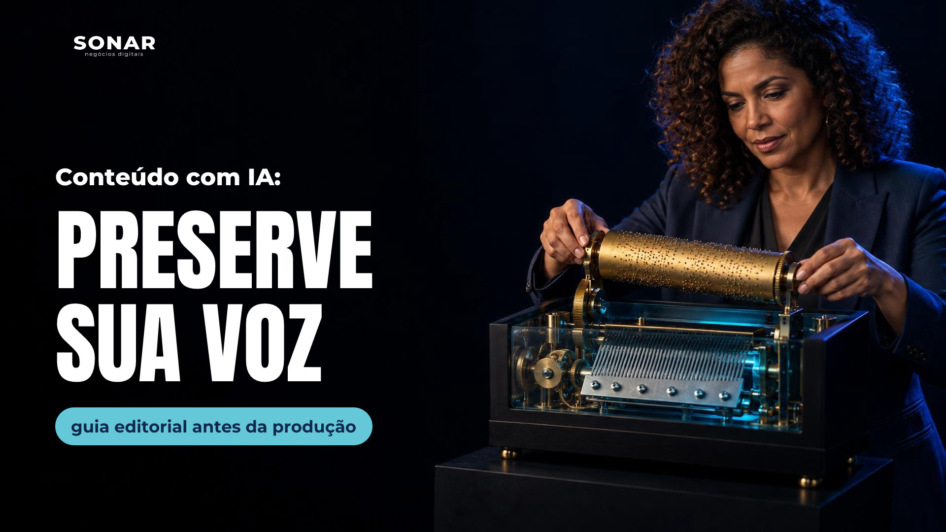 À direita, mulher de cabelos cacheados e blazer posiciona um cilindro de latão com pinos numa caixa de música de mecanismo exposto. Luz azul recorta a cena sobre fundo escuro, com a metade esquerda vazia. Manchete: Conteúdo com IA: PRESERVE SUA VOZ — guia editorial antes da produção